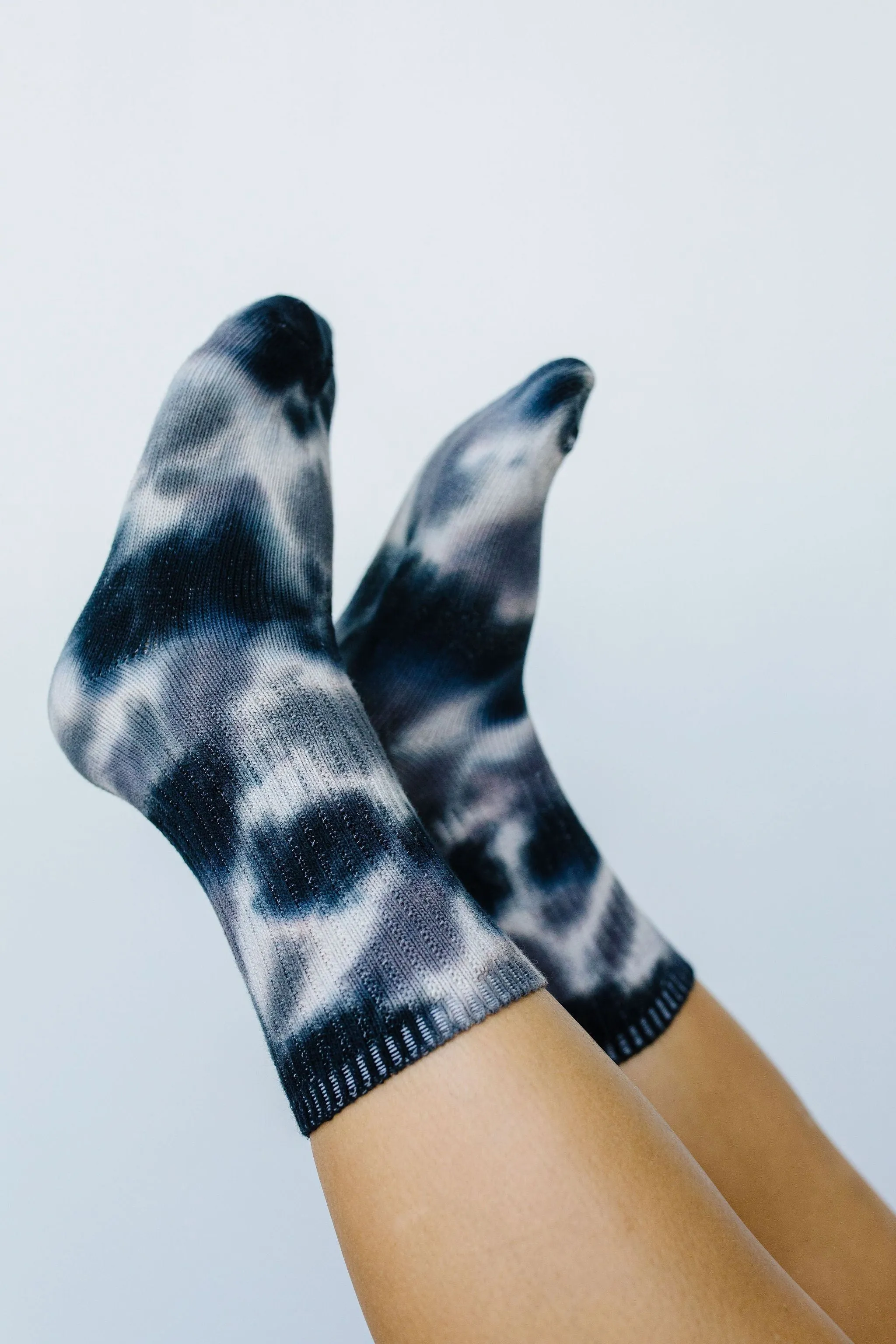 Happy Feet Tie Dye Socks In Black & Gray