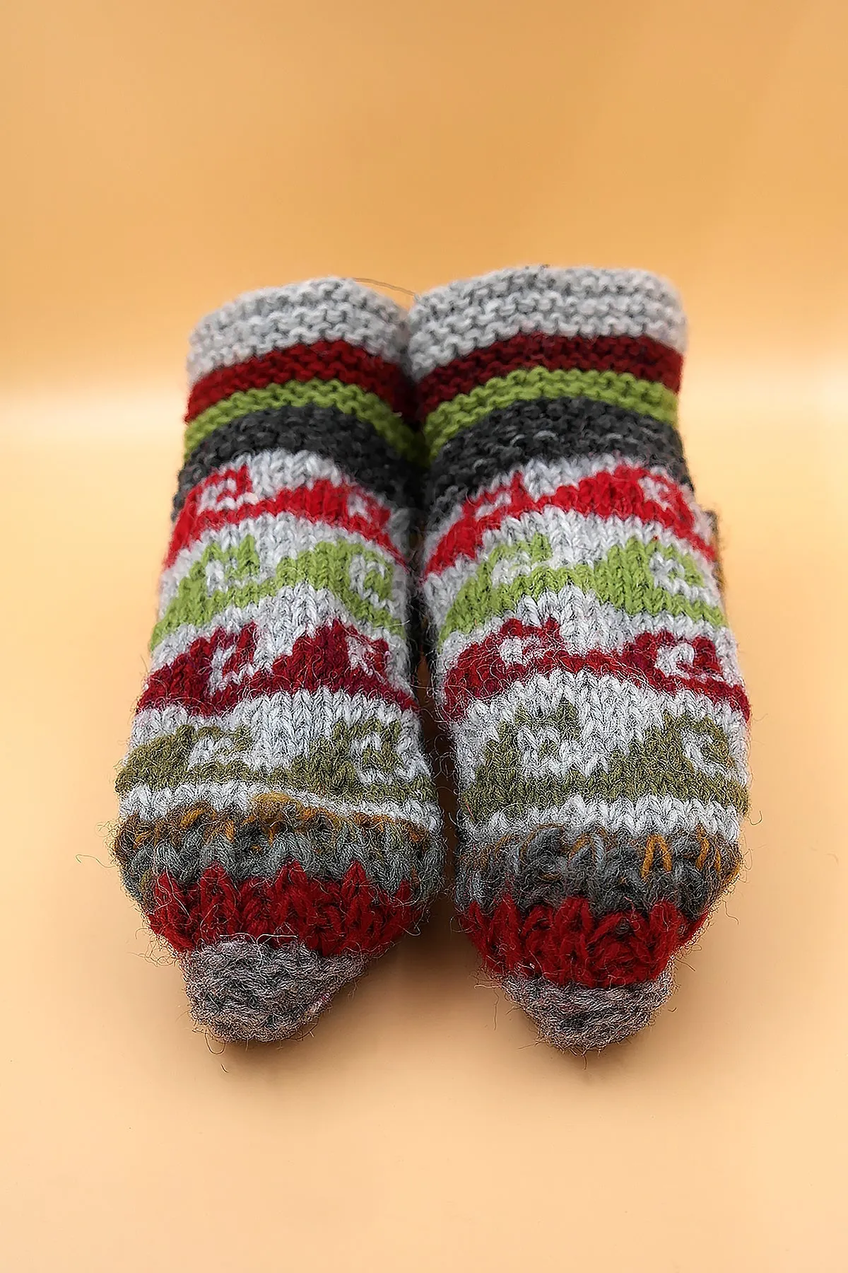 Hot waves pattern woolen hand knitted ankle socks