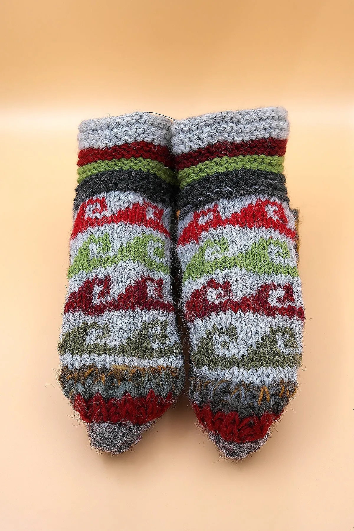 Hot waves pattern woolen hand knitted ankle socks